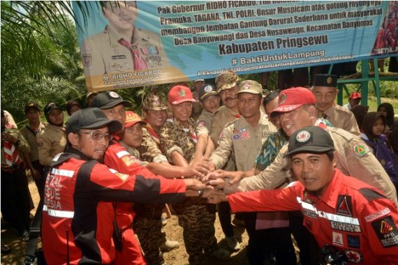Tutup 2017, Gubernur Lampung Ridho Ficardo Resmikan Jembatan Gantung di Pringsewu