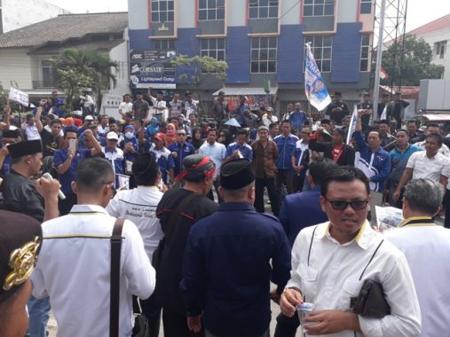 PILGUB LAMPUNG: Ribuan Orang Antarkan Mustafa-Jajuli Daftar ke KPU Lampung