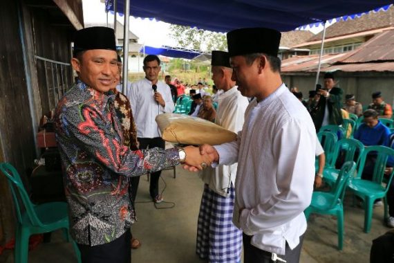 Bupati Lampung Barat Parosil Mabsus Jadikan Gotong Royong Ajang Silaturahmi