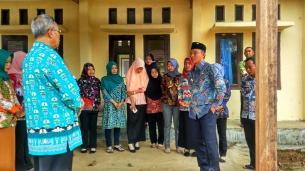 Kunjungi Kecamatan Air Hitam, Parosil Mabsus Sambangi Puskesmas dan Bagikan Buku Gratis