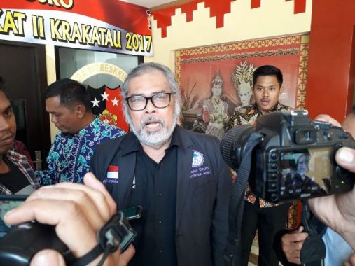 Wakil Bupati Lampung Barat Mad Hasnurin Gotong Royong dan Senam Bersama Warga