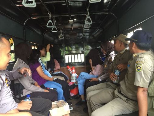 Wakil Bupati Lampung Barat Mad Hasnurin Tinjau Imunisasi
