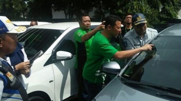 Sejumlah Taksi Online di Bandar Lampung Ditempeli Stiker oleh Dishub Lampung