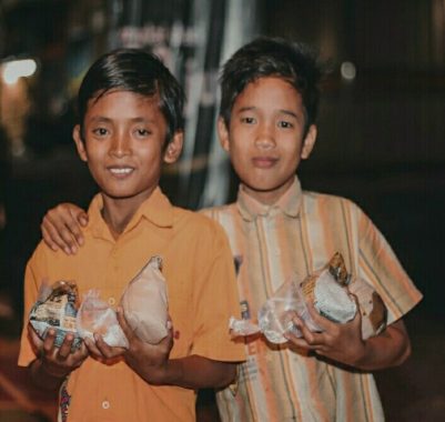 Bagikan Nasi kepada Gelandangan dan Pengemis, Komunitas Berbagi Nasi Lampung Yakin Dapat Berkah