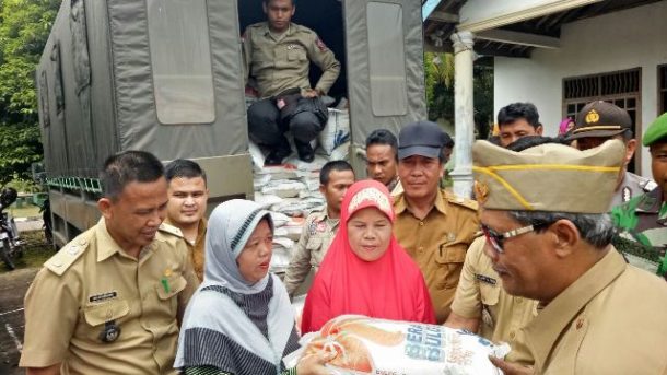 Pemkab Lampung Tengah Salurkan Beras ke Terbanggibesar, Banjir di Kampung Cabang Belum Surut
