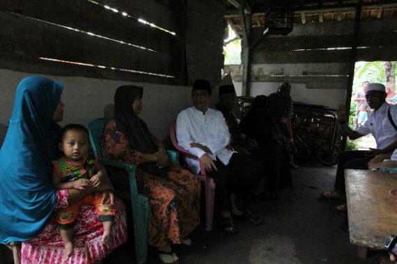 PILGUB LAMPUNG: Di Lampung Timur, Ahmad Jajuli Silaturahmi ke Rumah Warga Miskin