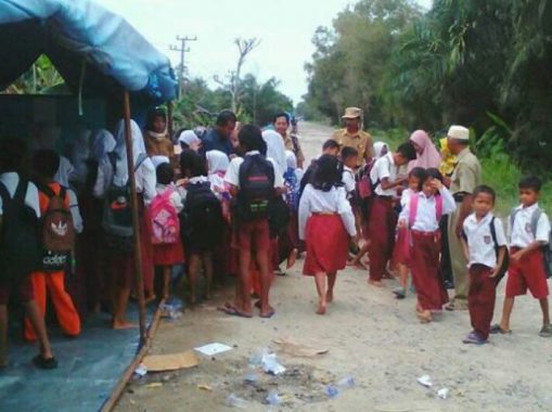 Melihat Anak-anak Korban Banjir Kampung Cabang Lampung Tengah Belajar di Tenda Darurat