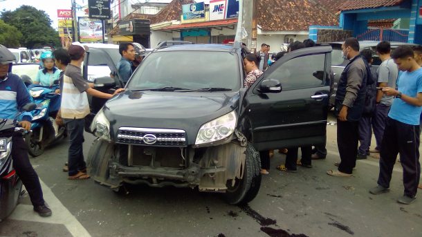 Breaking News: Terios Tabrak Pembatas Jalan Flyover MBK, Jalan Teuku Umar Macet 1 Kilometer