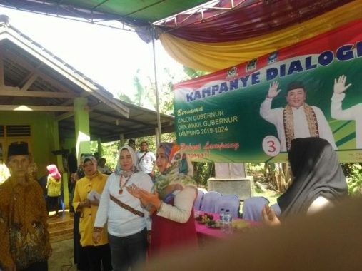 PILGUB LAMPUNG: Kampanye di Lampung Timur, Riana Sari Nyanyikan Lagu Ajak Pilih Arinal-Nunik