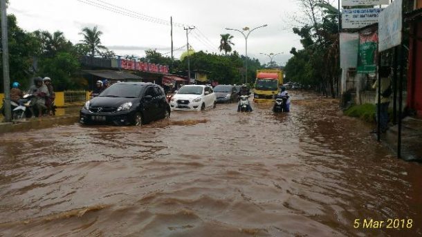 Jalan Pramuka Bandar Lampung Terendam, Warga Nilai Saluran Pembuangan Air Tersumbat dan Terlalu Kecil