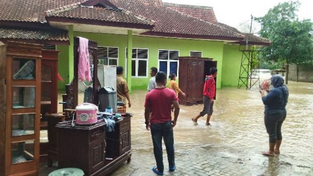 Dinas Sosial Lampung Tengah Salurkan Bantuan kepada Korban Banjir