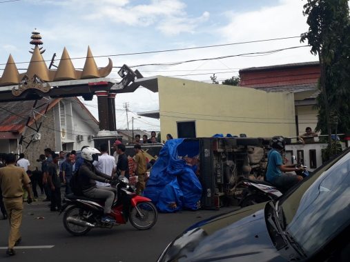 Pikap Angkut Makanan Ringan Terguling di Jalan Gatot Subroto Bandar Lampung