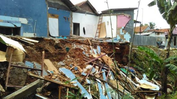 Rumah di Gedongmeneng Bandar Lampung Kena Longsor, Sadam Cahyo Alami Kerugian Puluhan Juta Rupiah