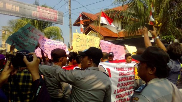 Kantor Bawaslu Lampung Didemo, Massa Tuntut Tindak Tegas Pelaku Politik Uang