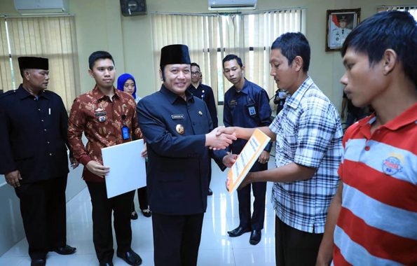 Bupati Lampung Selatan Sedekahkan Gajinya untuk Guru Honorer
