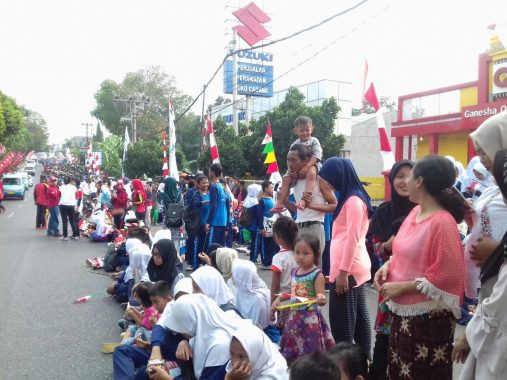 Sambut Obor Asian Games, Warga Banjiri Jalan Teuku Umar Bandar Lampung