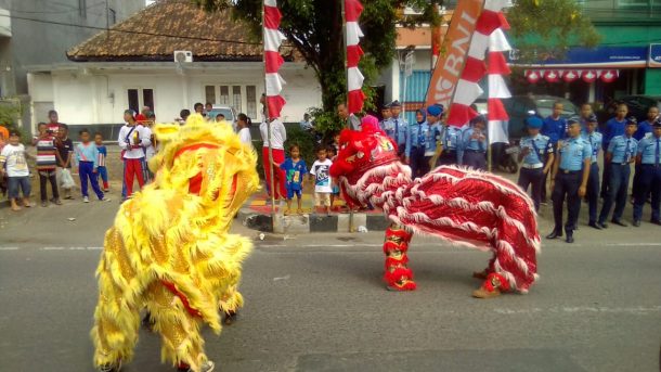 Barongsay Sambut Obor Asian Games di Tugu Adipura Bandar Lampung