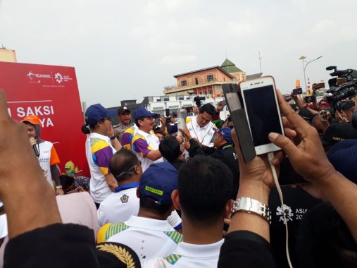 Barongsay Sambut Obor Asian Games di Tugu Adipura Bandar Lampung