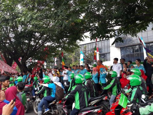 Pengemudi Grab Meriahkan Kirab Obor Asian Games di Bandar Lampung