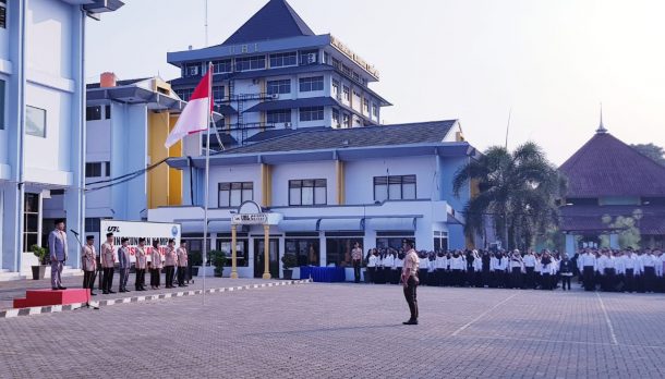 Si Cantik Kadek Gita Siswi SMAN 13 Bandar Lampung Bangga Bawa Baki Merah-Putih HUT RI di Stadion Pahoman