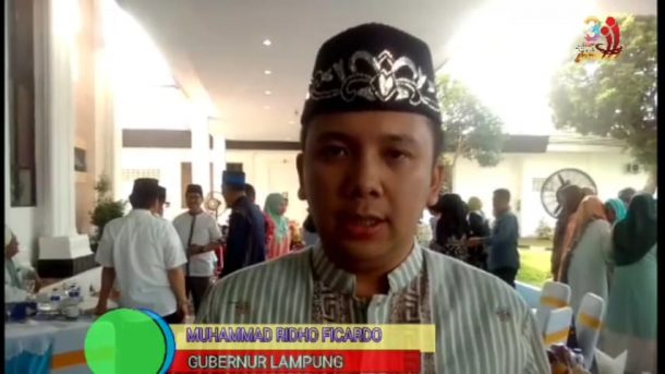 Gubernur Lampung Ridho Ficardo Serahkan Sapi dari Presiden Jokowi ke Kakanwil Kemenag Suhaili