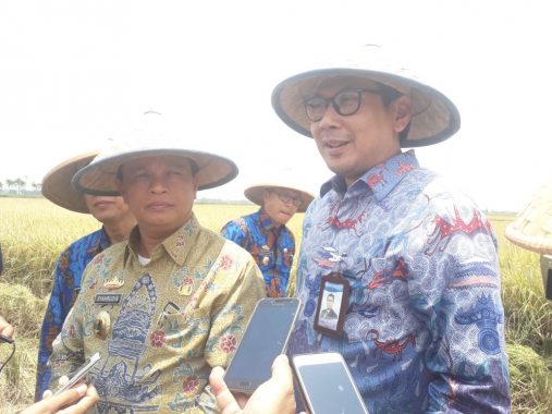 BI Lampung Serahkan Dua Unit Mesin Panen ke Gapoktan Lamtim