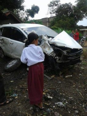 Kijang Innova Putih Terhantam Kereta Api di Perlintasan Desa Hajimena Natar Lampung Selatan