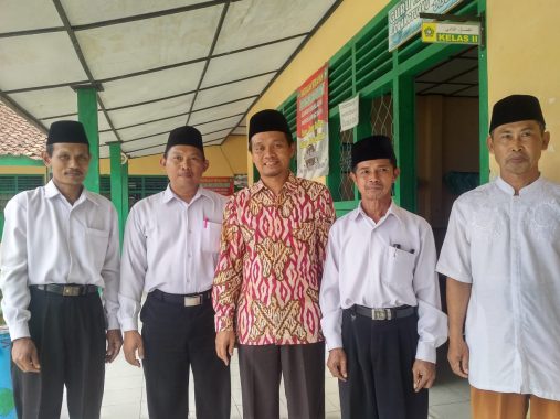Kunjungi Sekolah Dasarnya, Mufti Salim Janji Sampaikan ke Kakanwil Kemenag Lampung Soal Ruang Kelas Baru