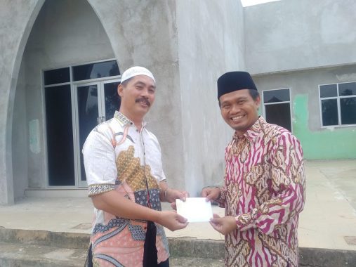 Kunjungi Sekolah Dasarnya, Mufti Salim Janji Sampaikan ke Kakanwil Kemenag Lampung Soal Ruang Kelas Baru