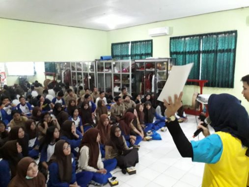 Tutup Kunjungan ke SMKN SMTI Bandar Lampung, Ketua Komisi V DPRD Banten Fitron Nur Ikhsan Bacakan Pantun