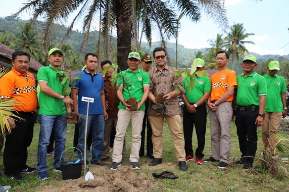 Kukuhkan Kabupaten Konservasi, Pemkab Lampung Barat Gelar Tanam Pohon Serentak