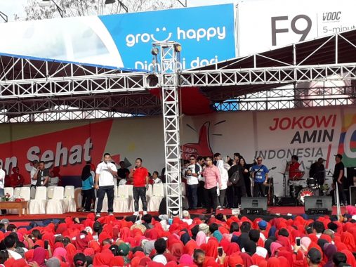 Ribuan Warga Bandar Lampung Tunggu Kehadiran Jokowi Lepas Jalan Sehat