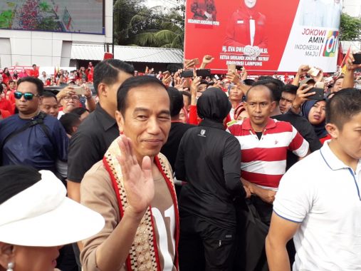 Meliput Jalan Sehat Jokowi di Tugu Adipura Bandar Lampung, Jurnalis Nyerah dari Emak-Emak