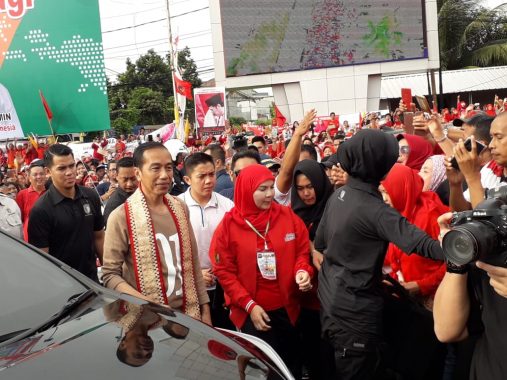 Dan Jokowi pun Tiba di Tugu Adipura Bandar Lampung untuk Lepas Peserta Jalan Sehat