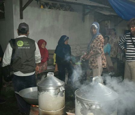 Kader PKS Bandar Lampung Bagikan Air Mineral dan Seratusan Nasi Bungkus ke Pengungsi di Pemprov
