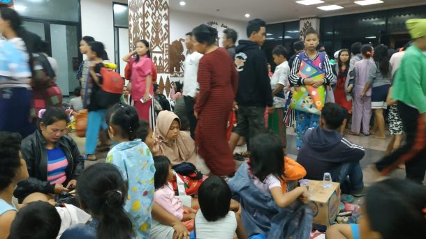 Pemkot Bandar Lampung Bagikan Seribuan Nasi Bungkus Pengungsi Korban Gelombang Pasang