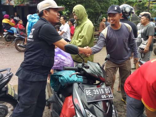 Pemkot Bandar Lampung Bagikan Seribuan Nasi Bungkus Pengungsi Korban Gelombang Pasang