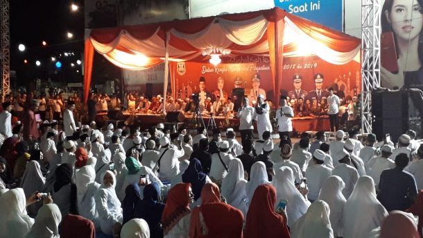 Malam Pergantian Tahun, Ribuan Warga Bandar Lampung Padati Tugu Adipura