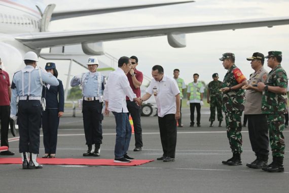 Gubernur Ridho Ficardo Sambut Presiden Jokowi di Bandara Radin Inten II