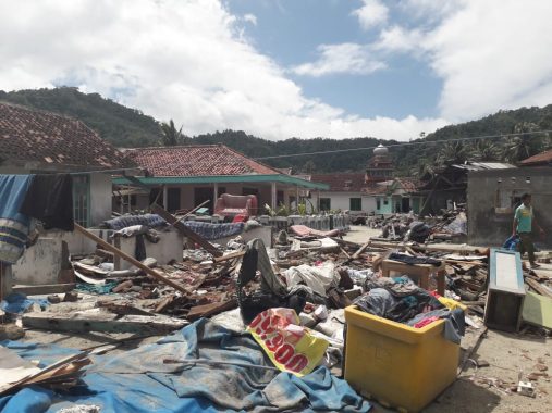 Aliansi Mahasiswa dan Pelajar Tanggamus Serahkan Rp16,7Juta ke ACT Lampung untuk Pengungsi Korban Tsunami