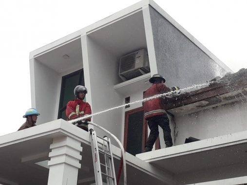 Rumah Caleg DPRD Bandar Lampung dari Gerindra MI Darma Setiyawan Terbakar, Puluhan Pemadam Usaha Padamkan Api
