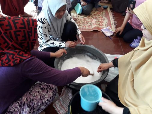 Yuni Karnelis Inisiasi Pelatihan Bikin Sabun Cuci, Ini Respons Ibu-Ibu Gang Kenanga Sumurbatu Telukbetung Utara