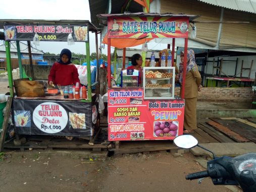 Septia Menjemput Rezeki dengan Jualan Telur Gulung di PKOR Way Halim Bandar Lampung