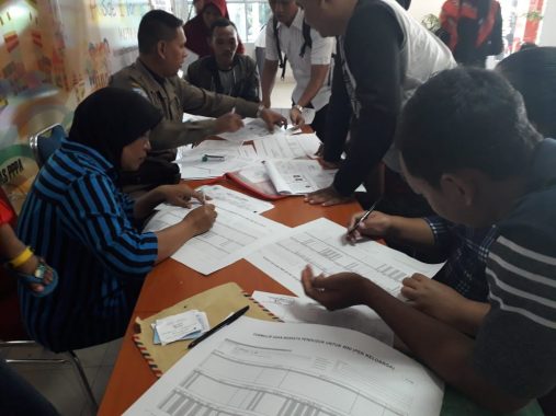 Warga Padati Gedung Pelayanan Satu Atap Pemkot Bandar Lampung Urus KTP Elektronik dan Kartu Keluarga