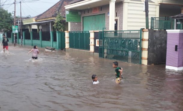 Jalan Menuju Rumah Sakit Abdul Moeloek Kebanjiran, Lalu Lintas Macet