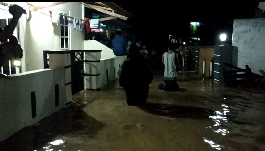 Hujan Deras, Jalan Pulau Morotai Bandar Lampung Tak Bisa Dilalui Kendaraan