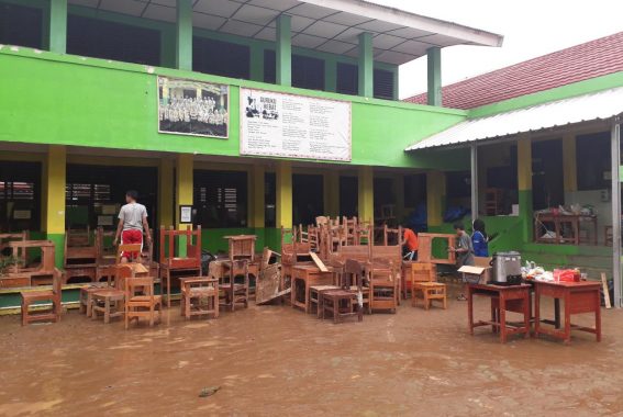 Dinding SMPN 34 Bandar Lampung Jebol Dihantam Banjir, Air Rendam Halaman dan Bangunan
