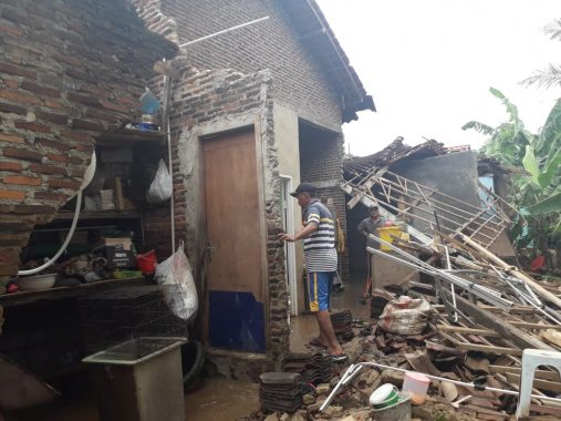 Rumah Desi di Penengahan Bandar Lampung Porak Poranda Dihantam Banjir