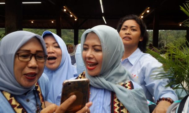 Isi Dialog Bisnis di Kinar Resto Bandar Lampung, Emak Nur Asia Istri Sandiaga Uno Ajak Emak-Emak Rajin Salat Duha
