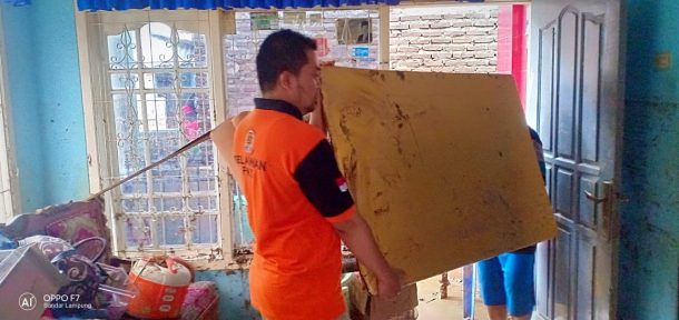 Agus Widodo Gabung Tim Relawan Bantu Korban Banjir di Karang Maritim